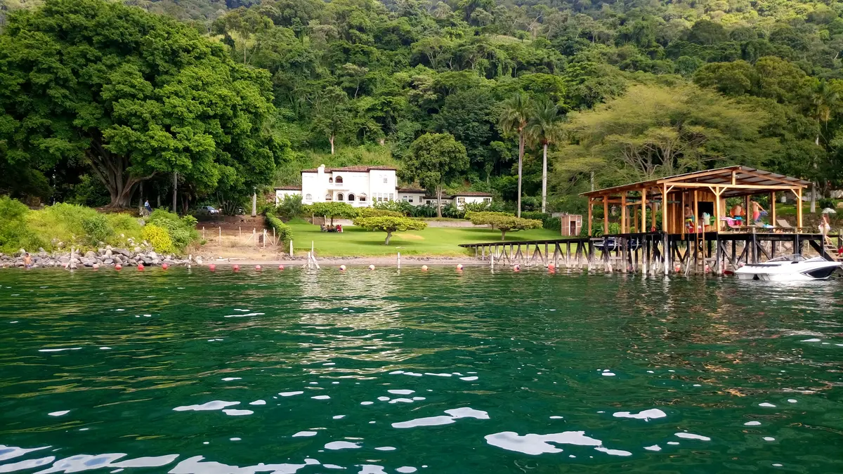 Lake Coatepeque: El Salvador's $5 Crater Lake Day Trip 4 lake coatepeque el salvadors 5 crater lake day trip 1